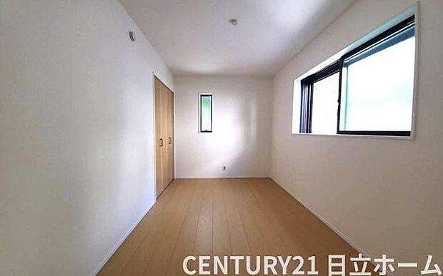 《子供部屋》　■明るい陽の差す居室。子供部屋にもちょうど良さそうですね。