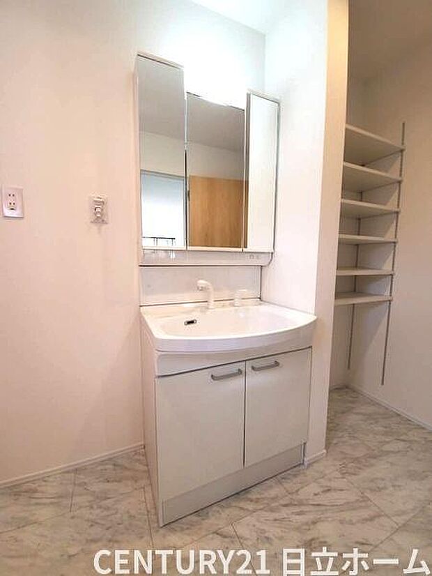 《洗面化粧台》　■使いやすいシャープなデザインの洗面化粧台。