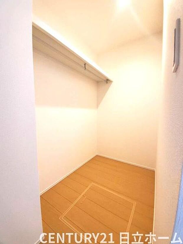 《ウォークインクローゼット》　■大容量のウォークインクローゼットをご用意。衣類だけでなく、遊び道具やトランクなどの旅行用品の収納にも重宝します。