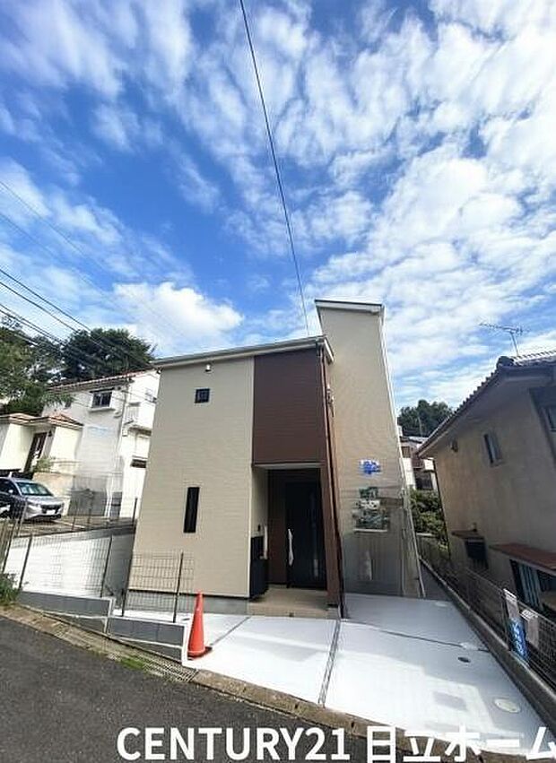 《外観》　■一戸建ての多いエリア、静かで落ち着いた雰囲気。シンプルで美しいフォルム空気までクリーンになるような佇まい。心地よいライフスタイルが実現できるそんな予感。