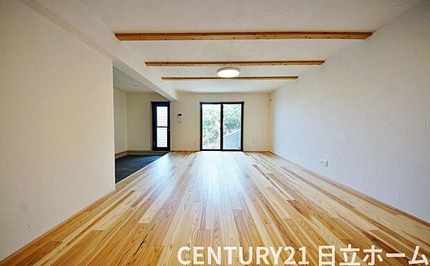 《リビングダイニング》　■開放的で広いリビング。のびのびとくつろげるリビングは、家族のコミュニケーションの場としてみんなが集まる場所に。