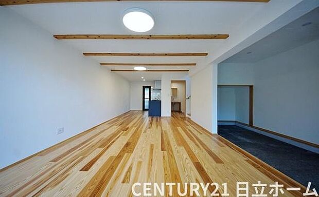 《リビングダイニング》　■豊かな光が照らすこの場所は、たわいもない会話を楽しみ、ゆったりとした時間を過ごす場所。家族の日常が刻まれる大切な空間です。自然光に溢れるこの空間はリフレッシュにピッタリです。