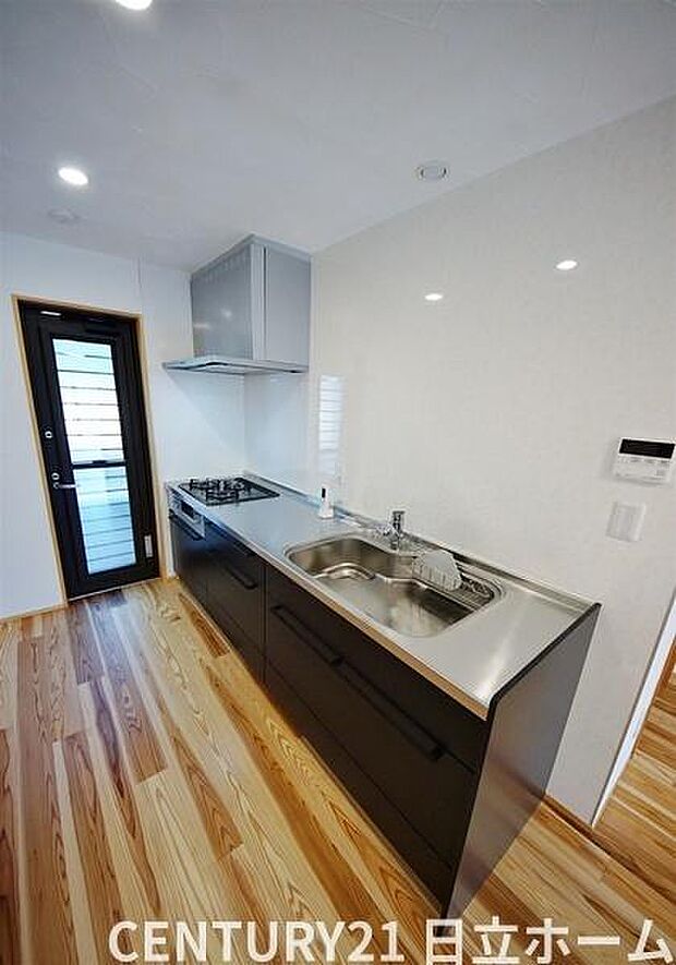 《キッチン》　■家族が集う楽しく親子の会話もはずむキッチン。明るく清潔で使い勝手のいいキッチンには、いつも家族の笑顔があふれています。この大きなキッチンでは、夫婦が仲良く一緒に料理することもできます。