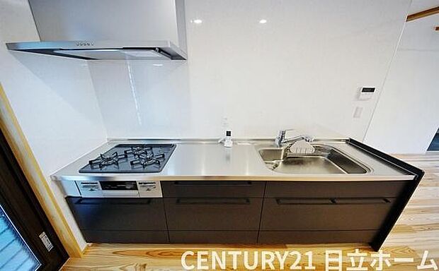 《三口ガスコンロ》 ■毎日料理をする方、家族の分まで作られる方には、必須の三口ガスコンロ。同時進行が可能で効率よく、楽しく料理ができます。