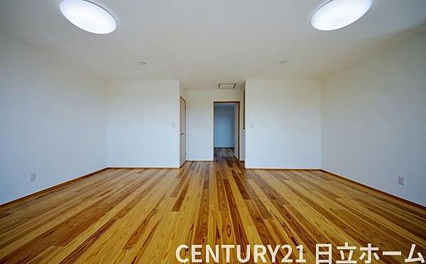 《寝室》　■朝から日差しいっぱい、早起きしたくなる洋室。ベッドを置いてもゆとりを感じられる。窓からの朝日が心地よい目覚めへと誘います。ゆとりある広さを確保し、心地よいプライベートタイムを演出します。