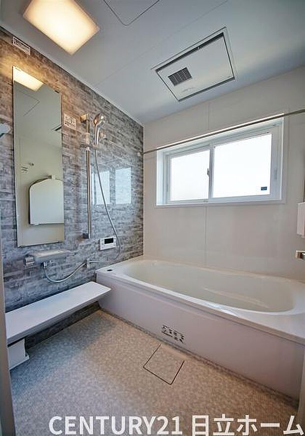 《浴室》　■ゆったり足を伸ばせる浴槽。お子様と一緒でもゆとりの広さ。1日の疲れを癒してくれるバスタイム。窓付きのバスルームは明るく、浴室乾燥機能付きなので、天気の悪い日の外出も安心して出掛けられます。