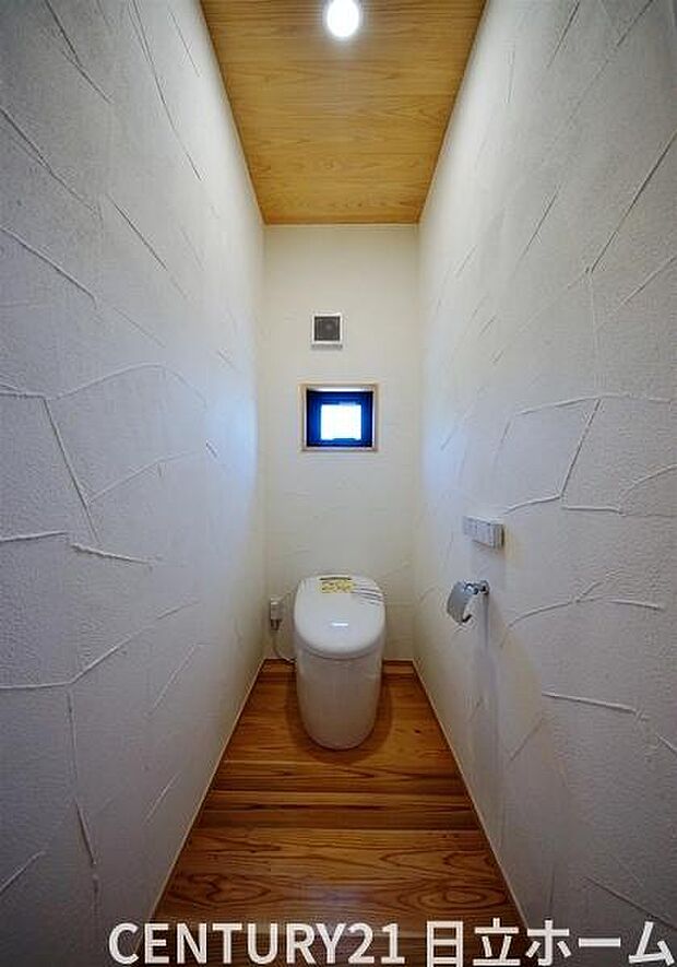 《トイレ》　■窓のあるトイレは明るい空間で清潔感があります。