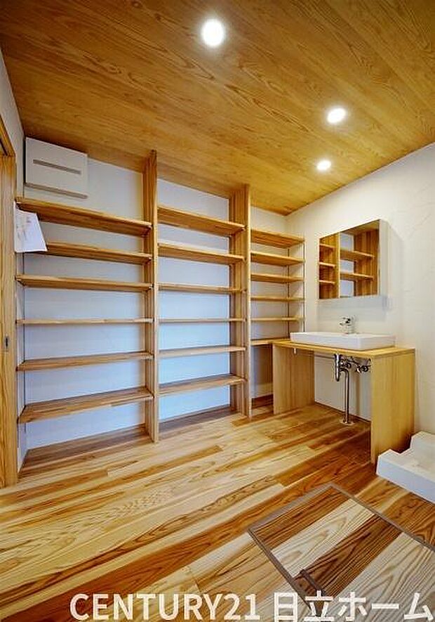 《洗面・化粧室》　■棚がありますので、バスタオルや洗濯用品もスッキリと片付きます。