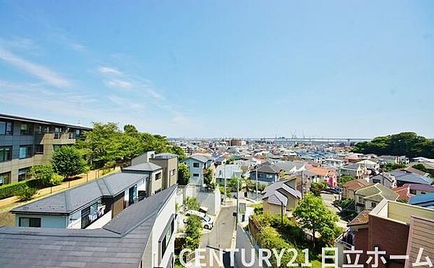 《眺望》　■「空」×「光」×「風」。開放感を具現化したような現地は、まさに「永住の地」としての選択肢です。遠くまで見渡せる眺望は息抜きににもぴったり。仕事に勉強に、新たなやる気と元気を与えてくれます。