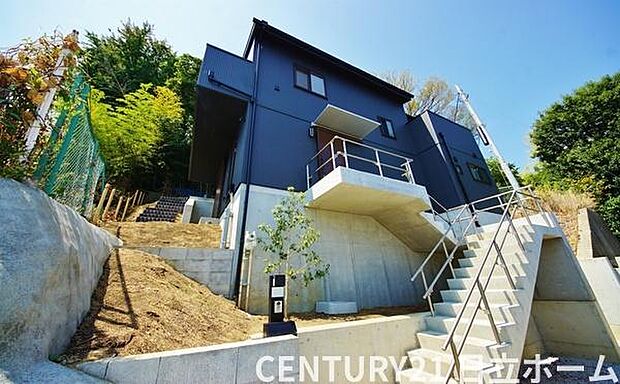 《外観》　■豊かな光が照らすこの場所は、たわいもない会話を楽しみ、ゆったりとした時間を過ごす場所。家族の日常が刻まれる大切な空間です。