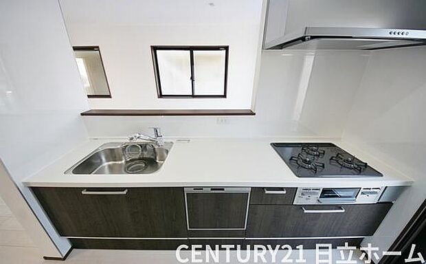 《システムキッチン》　■会話を楽しみながら食事を味わう。一緒にいる時間が楽しい空間。カフェにいるような気分で毎日を過ごしたい。家族でいる時間を柔らかに包み込むインテリア。