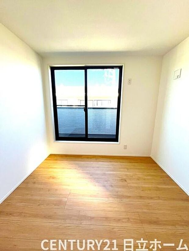 《洋室》　■収納もしっかりとれていて、陽当たりも良く明るい居室。