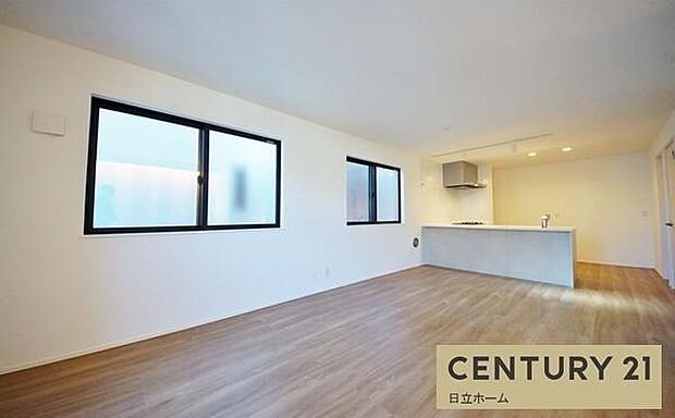 《リビングダイニング》 ■上質な時間を育む暮らしのメインステージ。寛ぎとご家族とのコミュニケーションを育む居心地のよい場所。この明るい空間は家族に安らぎを与えて、落ち着いた心地よい空間になるでしょう。