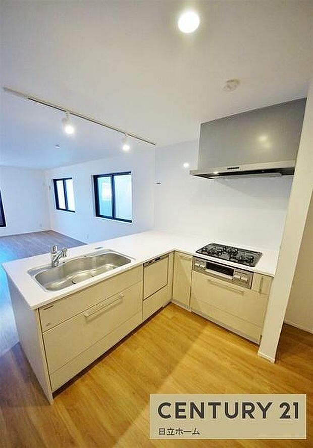 《システムキッチン》 ■大型冷蔵庫や食器棚を置いても余裕なスペース。