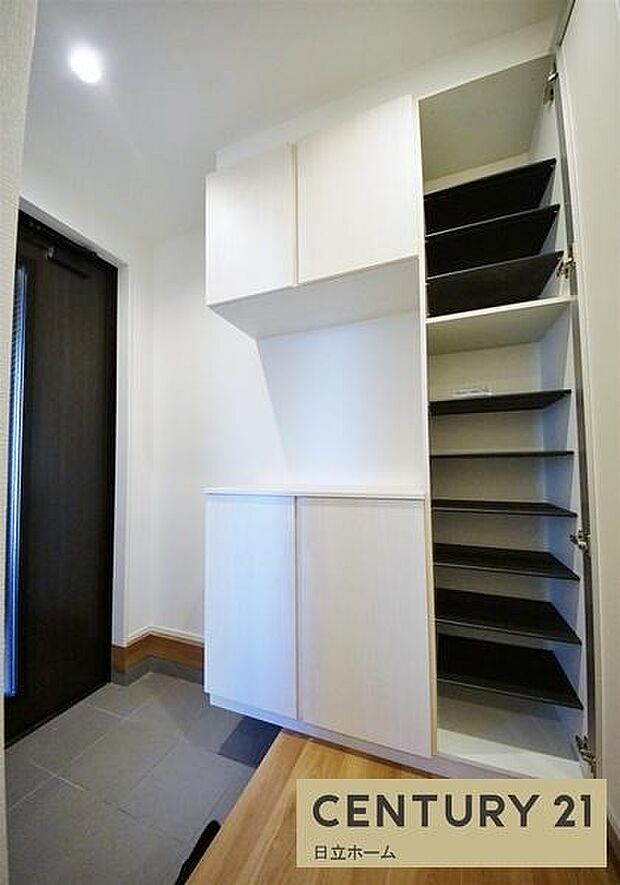 《シューズクローク》 ■家族全員の靴をスッキリと収納出来ます。