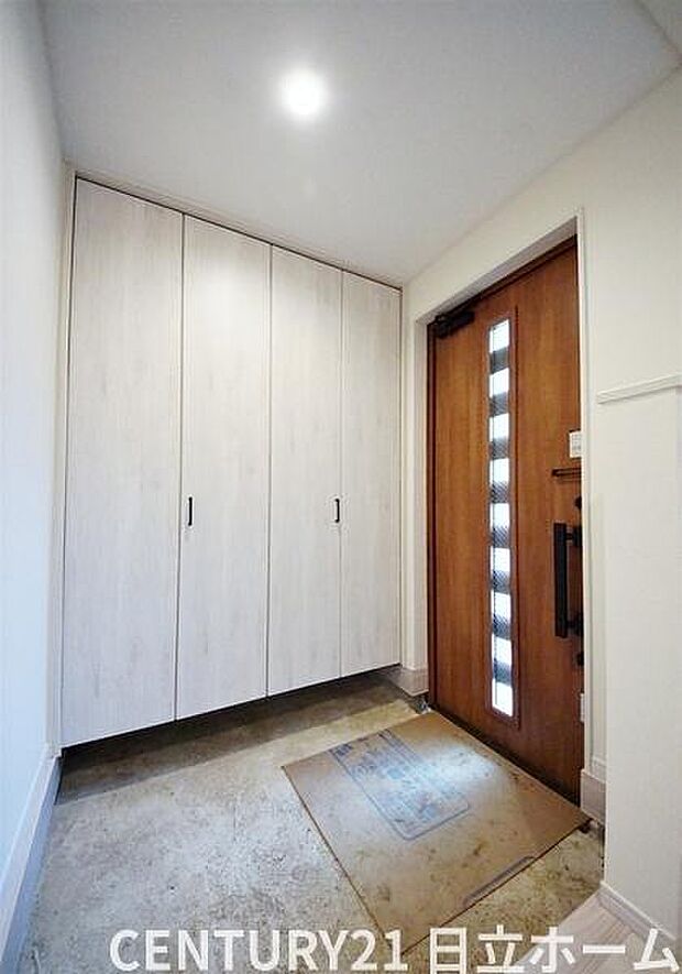 《玄関》 ■シューズクローゼット付きで玄関もスッキリ。