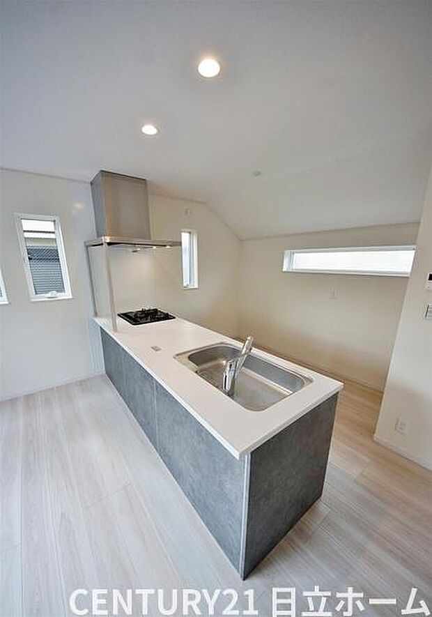 《キッチン》 ■家族が集う楽しく親子の会話もはずむキッチン。明るく清潔で使い勝手のいいキッチンには、いつも家族の笑顔があふれています。