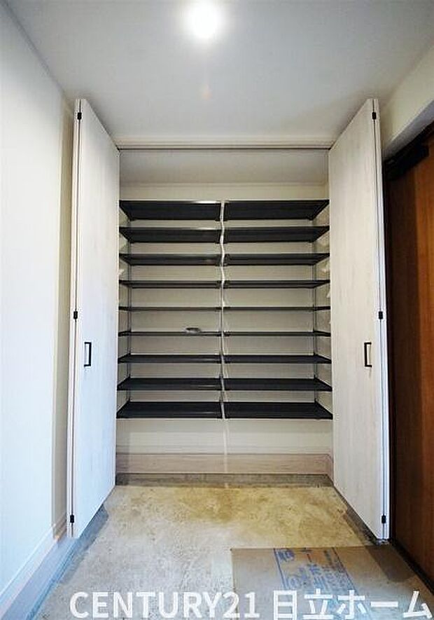 《シューズクローク》 ■家族全員の靴をスッキリと収納出来ます。