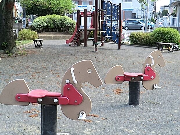 舞岡第三公園まで252m、春になると1本の桜の木がキレイに花を咲かせています。