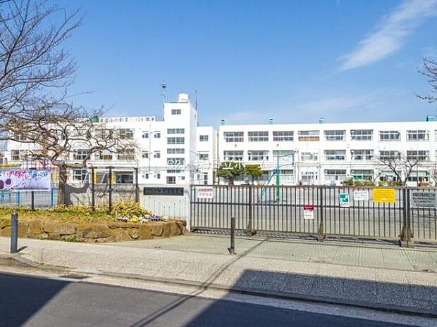 横浜市立金沢小学校まで1037m