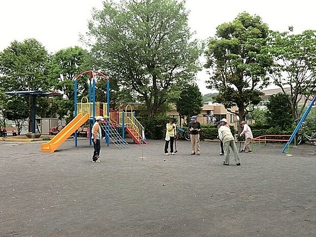 上の宮第三公園まで682m、大きな広場、公園入口にポストもあります。菊名駅から徒歩13分ほど、横浜市立上の宮中学校のすぐ近くに整備されている公園。