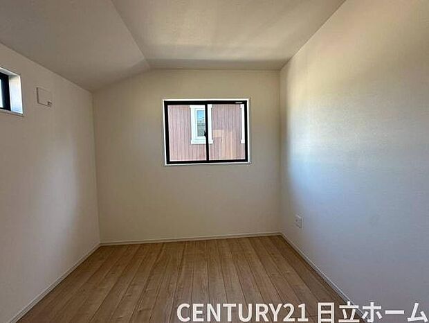 《洋室》　■机とべットを入れても十分な広さ。。お子様の勉強部屋に。