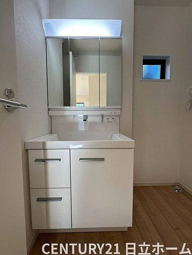 《洗面化粧台》　■使いやすいシャープなデザインの洗面化粧台。