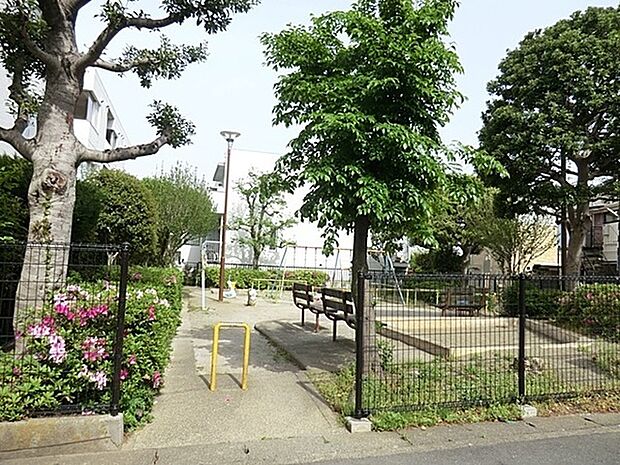 生田南大作公園まで966m、4連ブランコと砂場があり、リスとペリカンのオブジェに見守られながら遊べます。