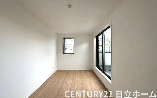 《洋室》　■机とべットを入れても十分な広さ。。お子様の勉強部屋に。