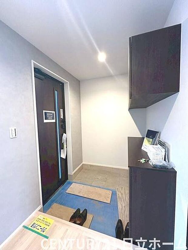 《玄関》 ■玄関を開けると、エントランスホールがお出迎え。上がりがまちやシューズボックスがゆったりと構え、心地よさに包まれます。