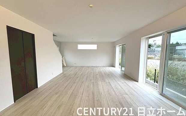 《リビングダイニング》 ■豊かな光が照らすこの場所は、たわいもない会話を楽しみ、ゆったりとした時間を過ごす場所。家族の日常が刻まれる大切な空間です。自然光に溢れるこの空間はリフレッシュにピッタリです。