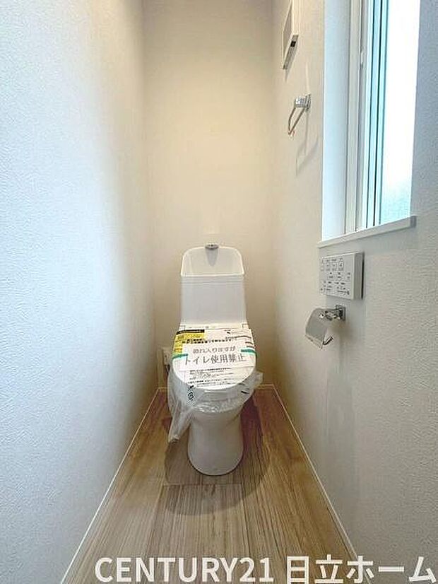 《トイレ》 ■窓のあるトイレは明るい空間で清潔感があります。