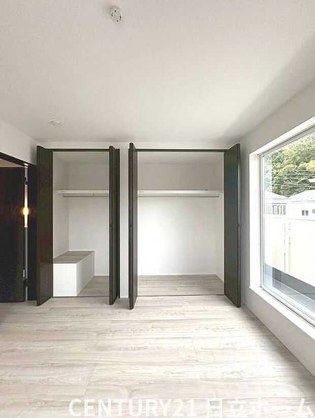 《ウォークインクローゼット》 ■大容量のウォークインクローゼットをご用意。衣類だけでなく、トランクなどの旅行用品の収納にも重宝します。