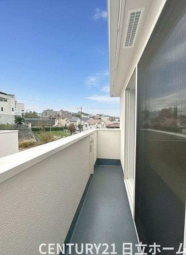 《バルコニー》 ■陽当りも良く、洗濯物も良く乾きそうです。目の前には気持ちの良い青空が広がります。前面に高い建物がないので開放的で開けた眺望が望めます。