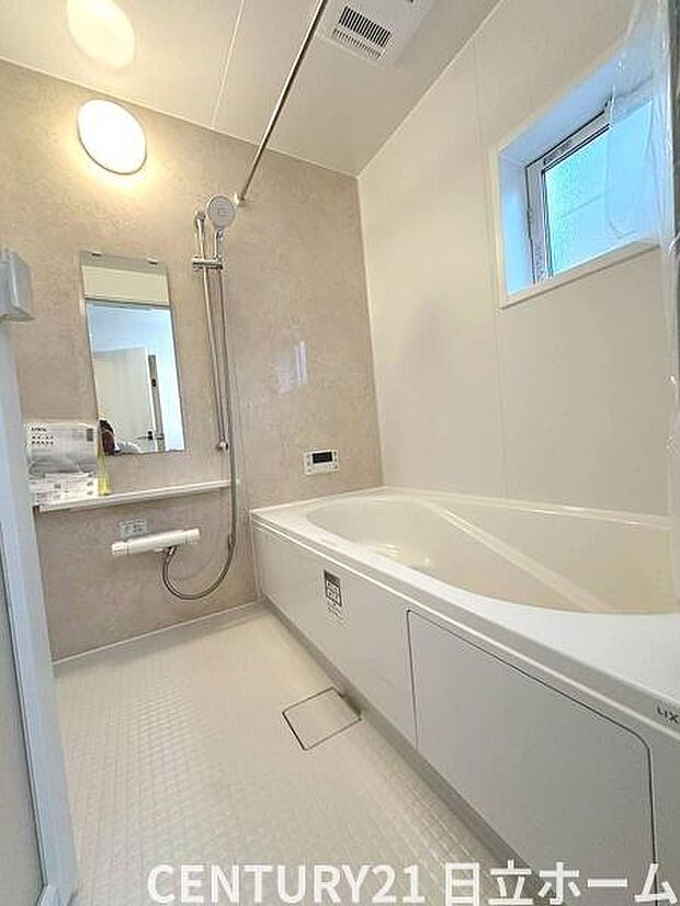 《浴室》 ■ゆったり足を伸ばせる浴槽。お子様と一緒でもゆとりの1坪タイプ。1日の疲れを癒してくれるバスタイム。