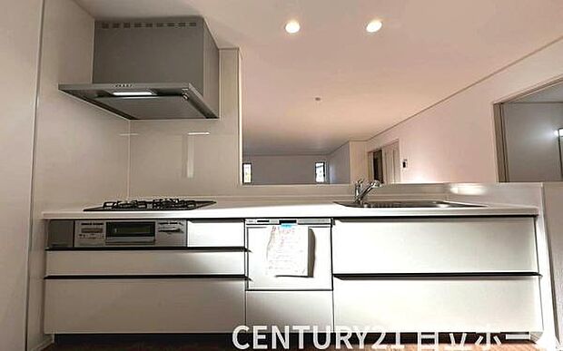 《システムキッチン》　■お手入れしやすくきれいなキッチン。お料理の始めから後片付けまで楽しい時間になりそうです。