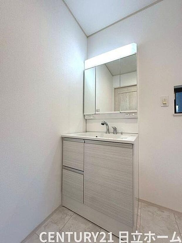 《洗面化粧台》　■使いやすいシャープなデザインの洗面化粧台。