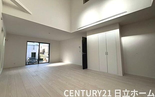 《リビングダイニング》 ■開放的で広いリビング。のびのびとくつろげるリビングは、家族のコミュニケーションの場として、みんなが集まる場所に。