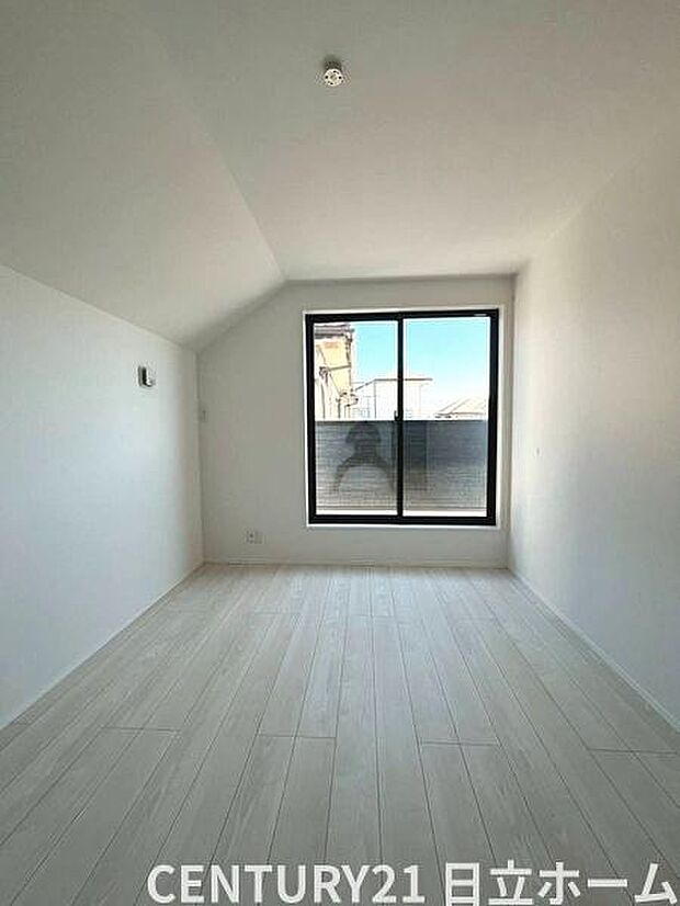 《洋室》 ■机とべットを入れても十分な広さ。。お子様の勉強部屋に。