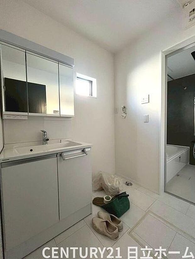 《洗面化粧台》 ■使いやすいシャープなデザインの洗面化粧台。