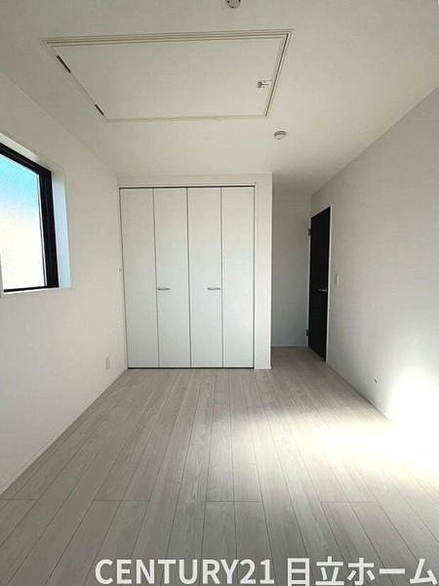 《洋室》 ■収納もしっかりとれていて、陽当たりも良く明るい居室。