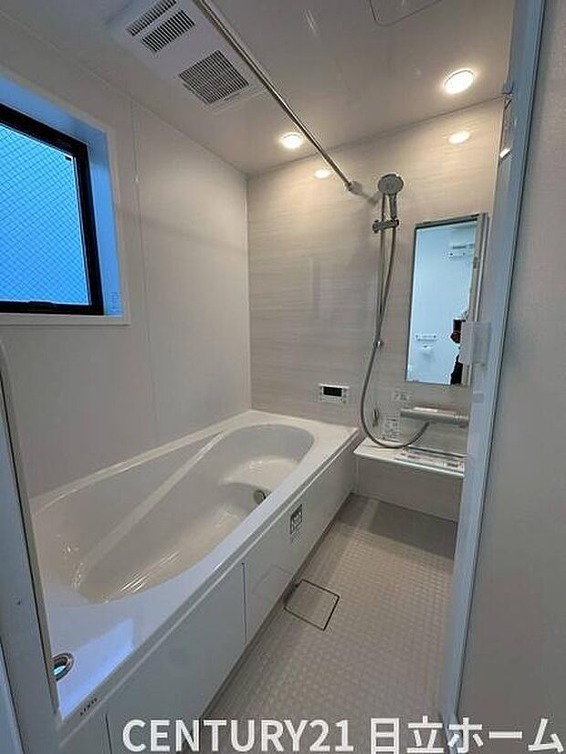 《浴室暖房乾燥機》 ■浴室を温めてくれるので、冬のお風呂も快適。衣類乾燥やカビ防止等様々な用途でお役に立ちます。