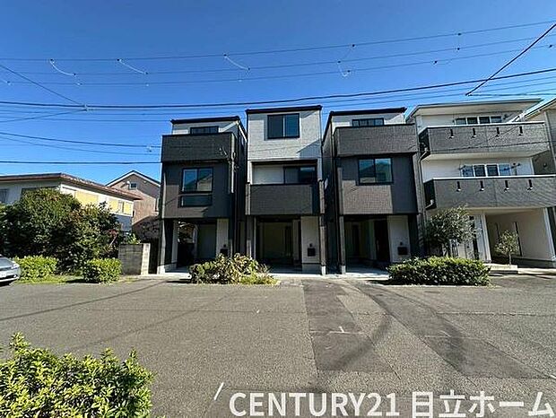 《前面道路》 ■前面道路が広く、開放的です。日当たりも良好です。