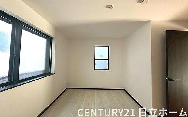 《寝室》　■心地よい眠りへといざなうしっとりと落ち着いた雰囲気の寝室。