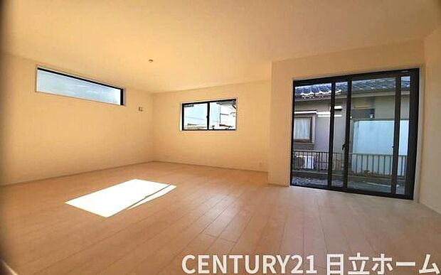 《リビングダイニング》　■豊かな光が照らすこの場所は、たわいもない会話を楽しみ、ゆったりとした時間を過ごす場所。家族の日常が刻まれる大切な空間です。自然光に溢れるこの空間はリフレッシュにピッタリです。