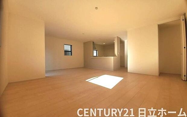 《リビングダイニング》　■家族が自然と集まって、思い思いにくつろぎ、遊び、語らう、やすらぎの空間。