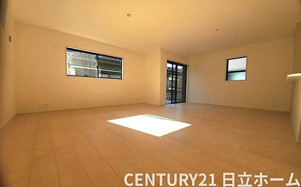 《リビングダイニング》 ■上質な時間を育む暮らしのメインステージ。寛ぎとご家族とのコミュニケーションを育む居心地のよい場所。この明るい空間は家族に安らぎを与えて、落ち着いた心地よい空間になるでしょう。