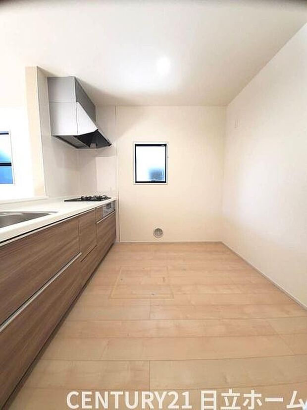 《システムキッチン》　■会話を楽しみながら食事を味わう。一緒にいる時間が楽しい空間。カフェにいるような気分で毎日を過ごしたい。家族でいる時間を柔らかに包み込むインテリア。