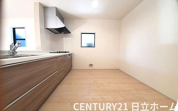 《システムキッチン》　■家族が集う楽しく親子の会話も弾むキッチン。明るく清潔で使い勝手のいいキッチンには、いつも家族の笑顔があふれています。