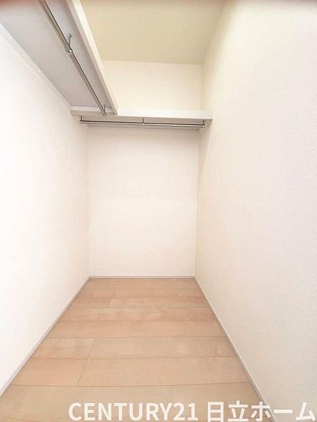 《ウォークインクローゼット》　■大容量のウォークインクローゼットをご用意。衣類だけでなく、トランクなどの旅行用品の収納にも重宝します。